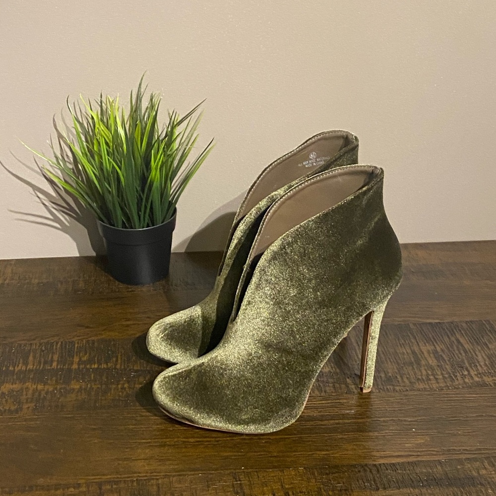 Liliana Olive green heels Size 8.5